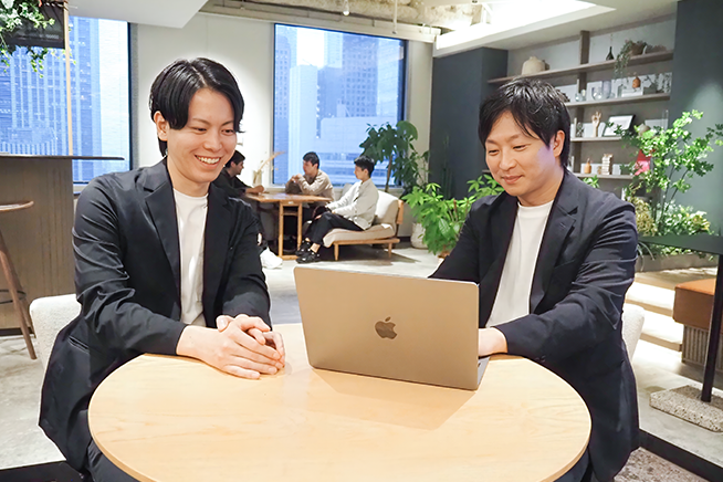 写真：従業員が談笑している様子