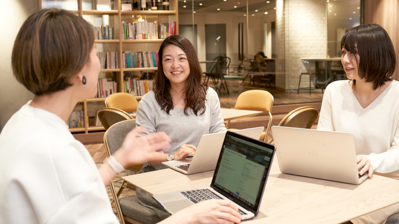 写真:従業員が談笑している様子